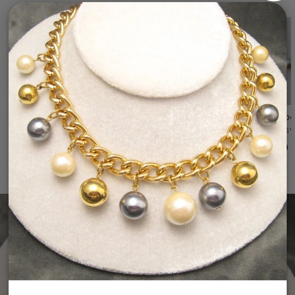 Vintage 90s necklace with thick chains and pearls, gold-tone decoration.